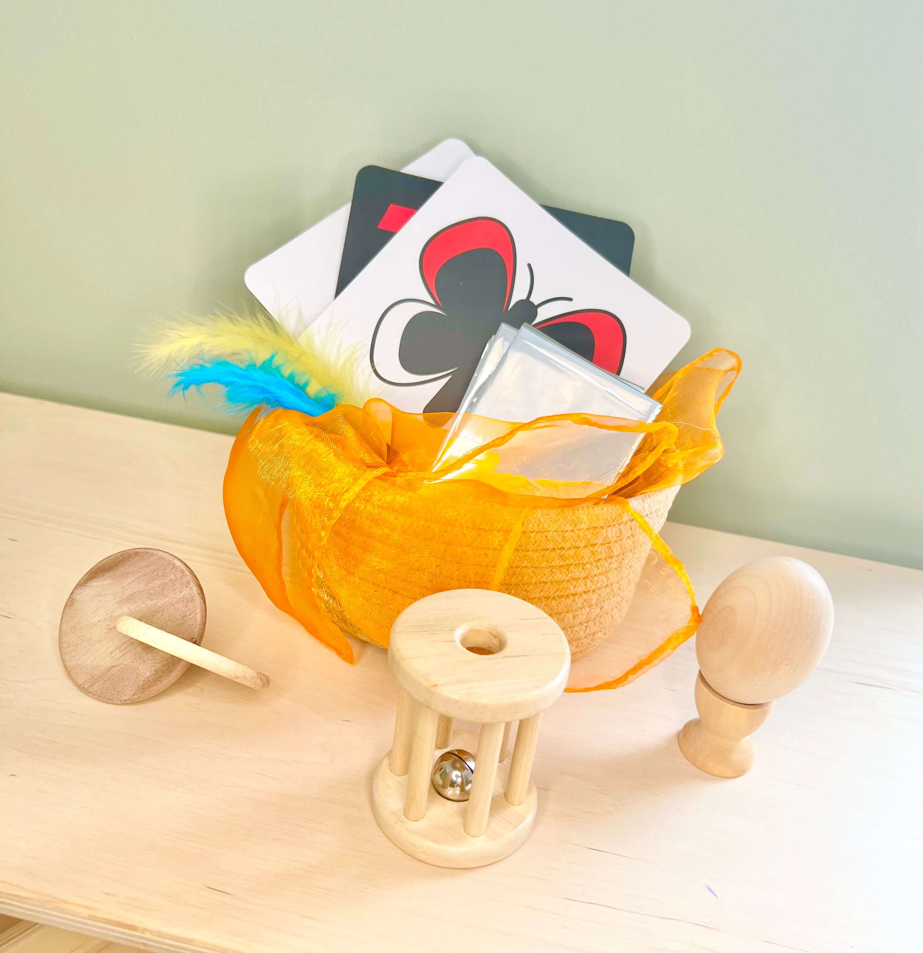 Montessori-inspired sensory basket for babies aged 3 months+, featuring eco-friendly toys for sensory and cognitive growth